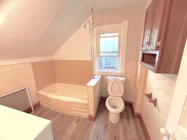 Building Photo - 3 Bed 1 Bath