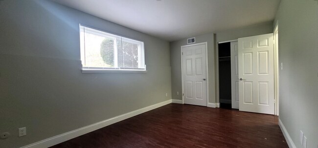 Building Photo - Beautiful Two Bedroom One Bath Apartment Home