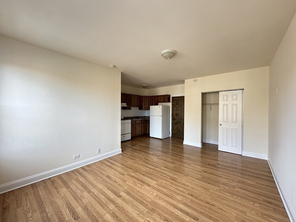 Building Photo - 2600 N Kimball Ave