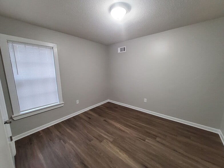 Building Photo - 3979 Longsneck Ave