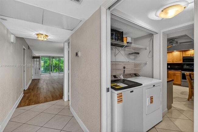 Building Photo - 4015 W Palm Aire Dr