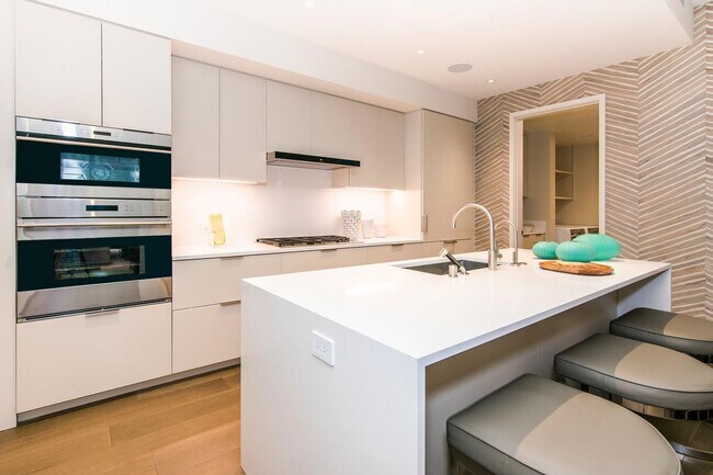 Building Photo - Park Lane Garden Suite