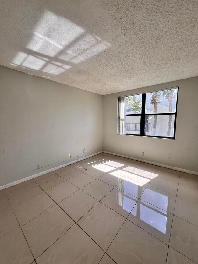 Building Photo - 706 Executive Center Dr