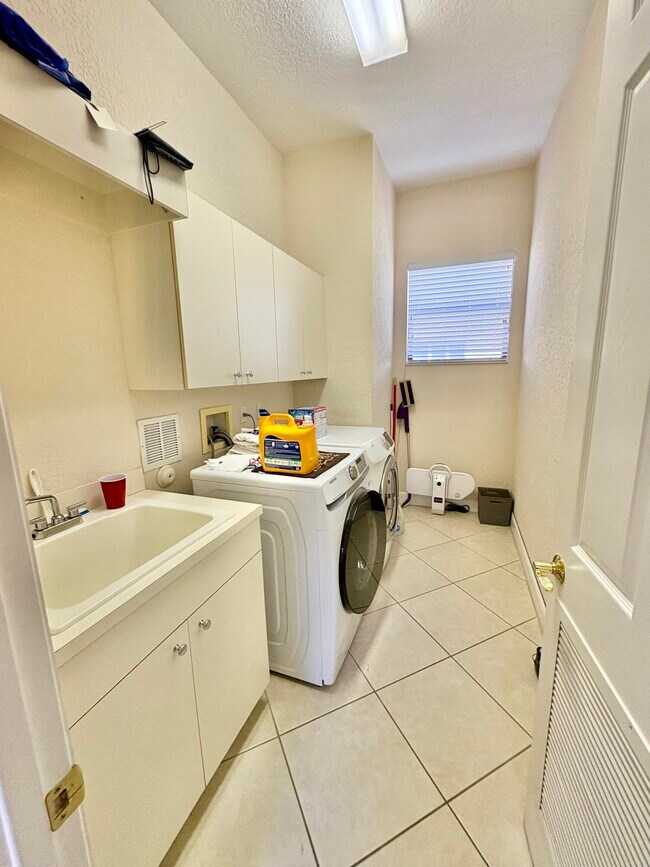 Building Photo - 3558 Collonade Dr