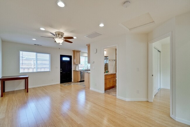 Building Photo - Beautiful 2 Bed/1 Bath Home only Blocks From Downtown Sunnyvale