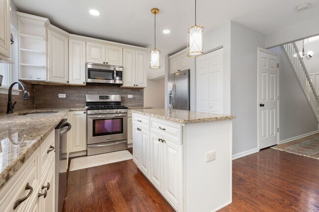 Building Photo - Incredibly beautiful 4 Bedroom 2.5 Bath Home