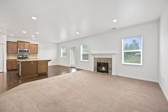 Building Photo - Spacious 4-Bed Puyallup Home For Rent | 3-Car Garage & Quick Commute to JBLM!