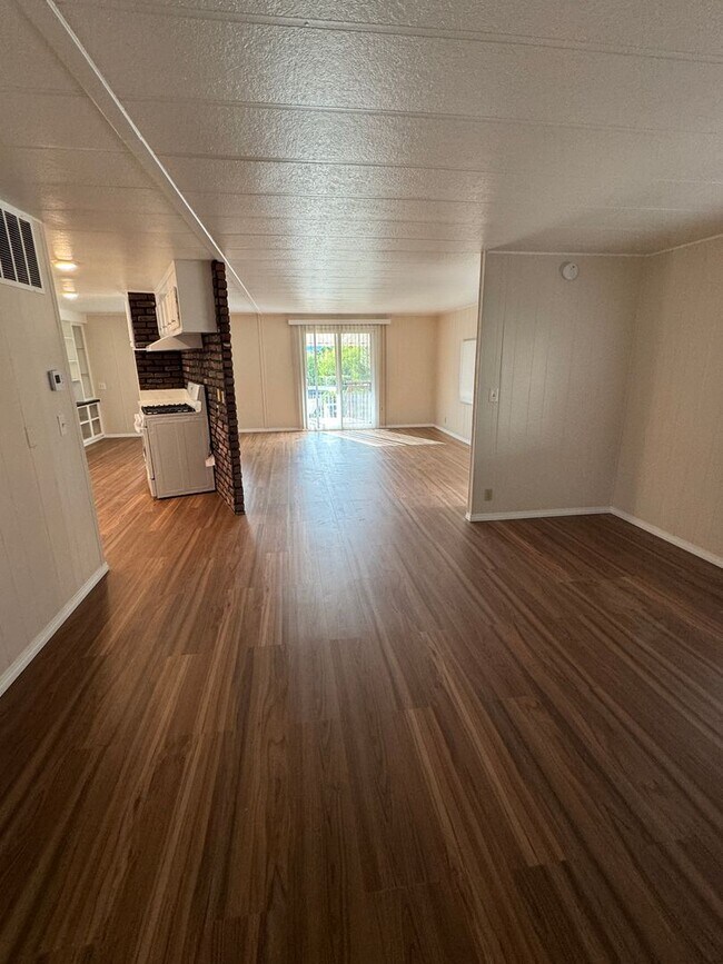 Building Photo - Beautiful rehabbed manufacture home in Lak...