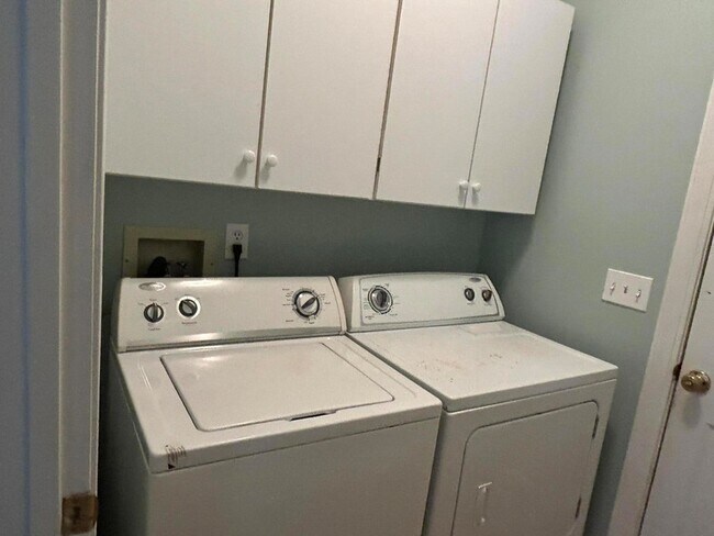 Building Photo - 1721 Fox Ridge Ct