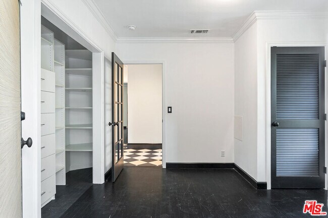 Building Photo - 508 N San Vicente Blvd