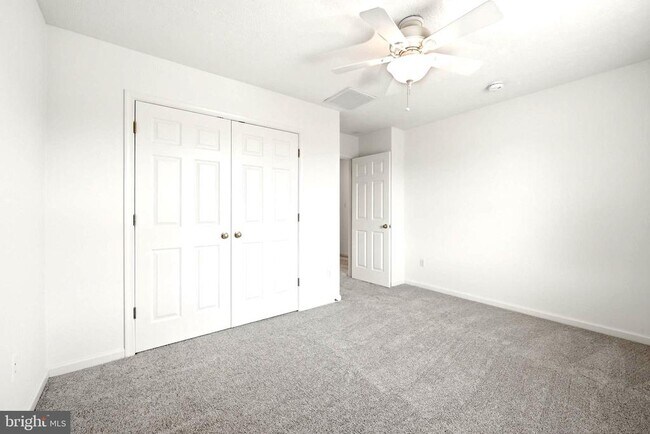 Building Photo - 2068 Stoneleigh Dr