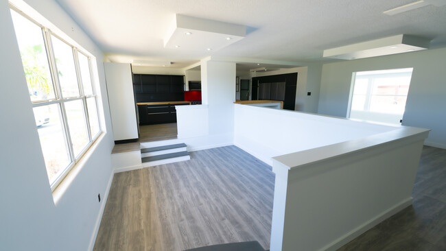 Building Photo - 321 Cornell Dr