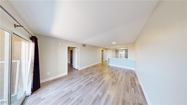 Building Photo - 8070 W Russell Rd