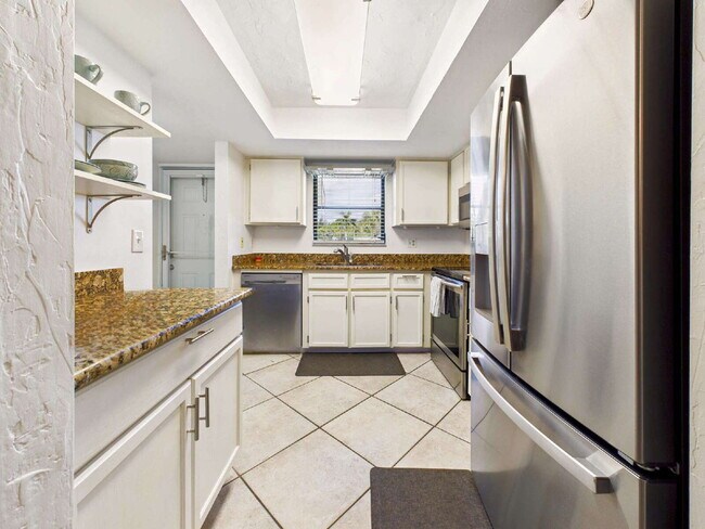 Building Photo - Furnished 2BR/2BA Pine Haven Condo with Pr...