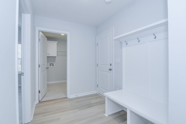 Building Photo - Like New Home - 4 Bed 3 Bath