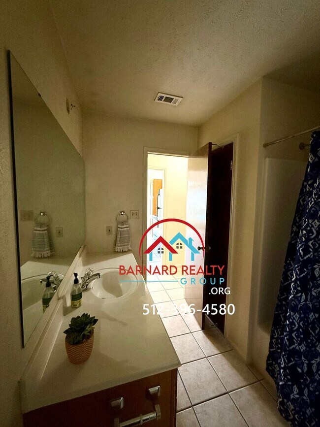 Building Photo - Available Now: 3 Bedroom, 2 Bath Stand Alone Home