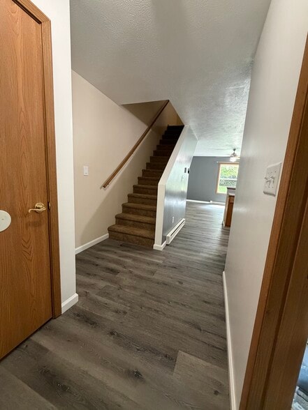 Entrance/closet - 938 Woodville Rd