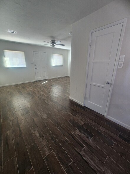 Building Photo - 910 Park Hill Dr