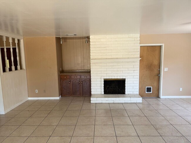 Building Photo - 1335 W Evergreen Ct