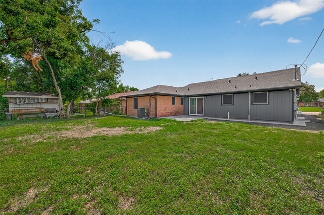 Building Photo - 627 Edgebrook Dr