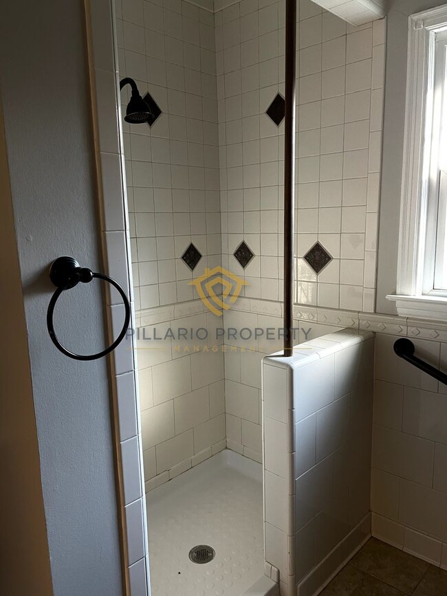 Building Photo - AVAILABLE NOW! Updated, Anderson 2 Bedroom...