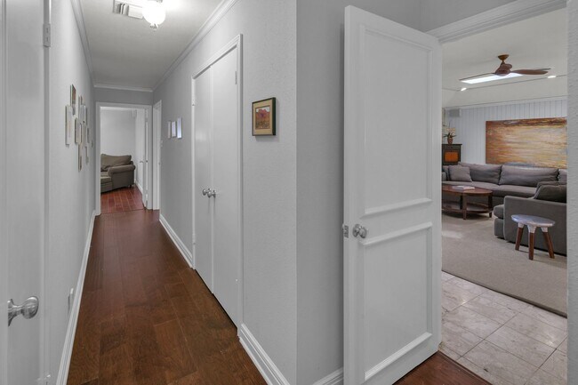 Building Photo - CHARMING 5 BDRM HOME IN CASTLE HILLS!!