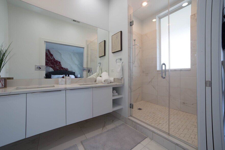 Building Photo - 2048 W Chicago Ave