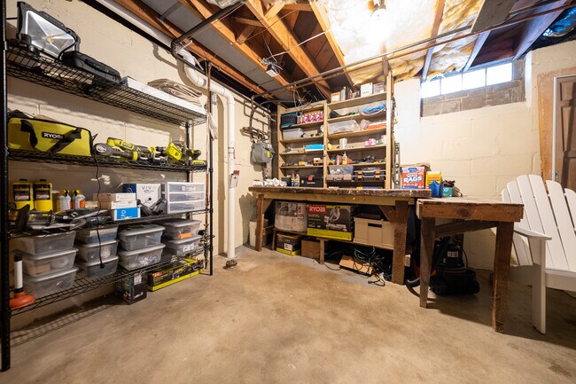 Building Photo - 2626 N Vincent Ave