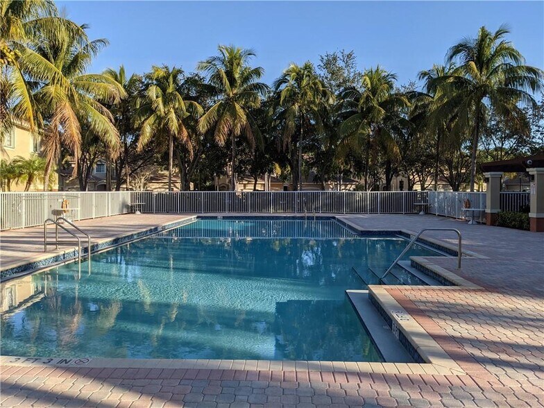 Building Photo - 4150 Forest Dr