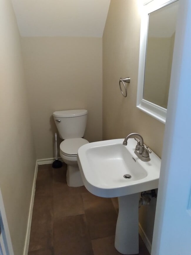 Building Photo - 4 bedroom 2.5 bathroom