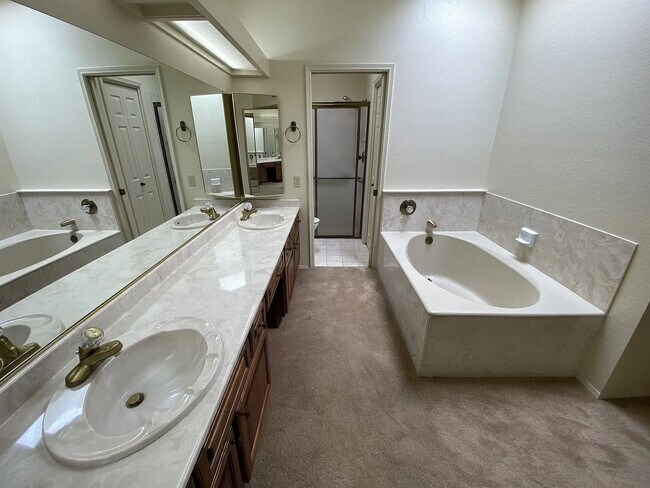 Building Photo - Spacious 2bd/2bath + Den home in Catalina ...