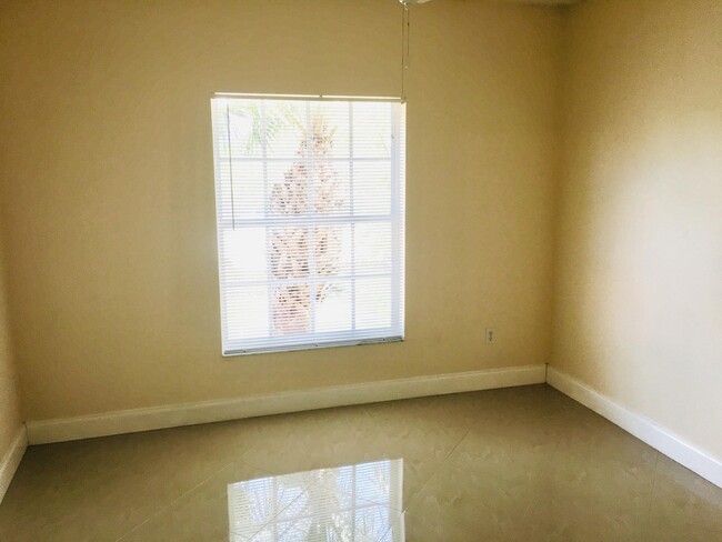 Building Photo - 5016 Lantana Rd
