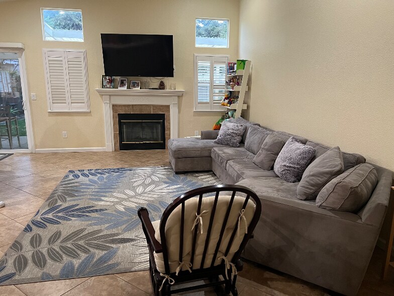 Building Photo - 2364 Burgundy Way