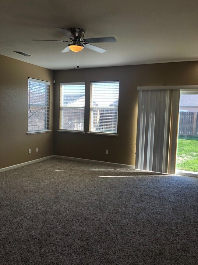 Building Photo - Huge 4 Bedroom + Loft 3 Bath Home for Rent!