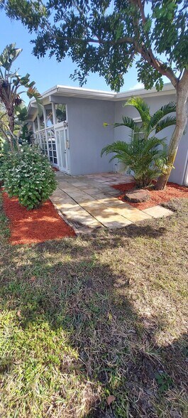 Front Patio - 228 Beverly Dr