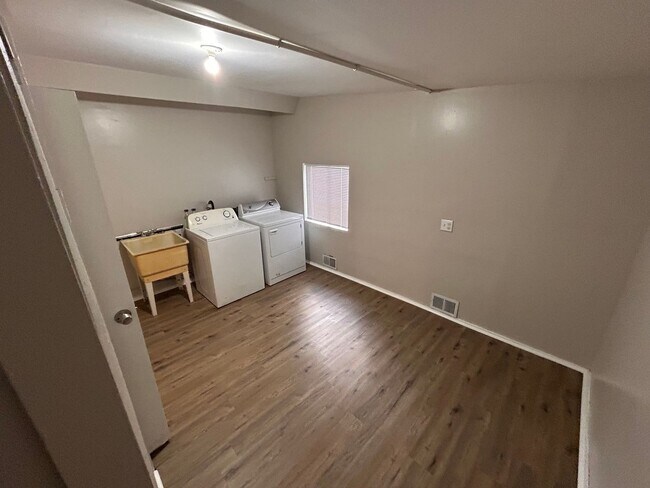 Building Photo - Easy and Breezy on Lakeview **1/2 Off 1st Month's Rent**