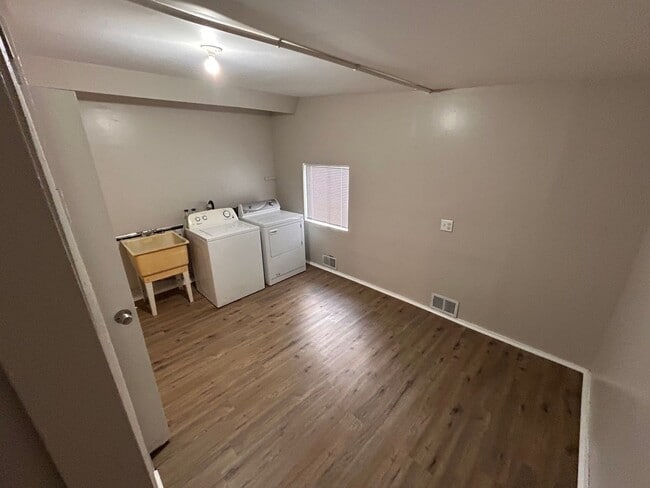 Building Photo - Easy and Breezy on Lakeview