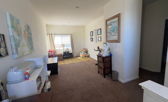 Building Photo - Spacious 3 Bedroom 2.5 Bath condo with lar...