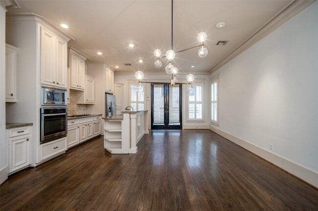 Building Photo - 842 W 22nd St