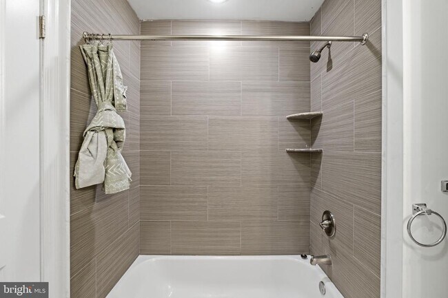 Building Photo - 925 N Broad St