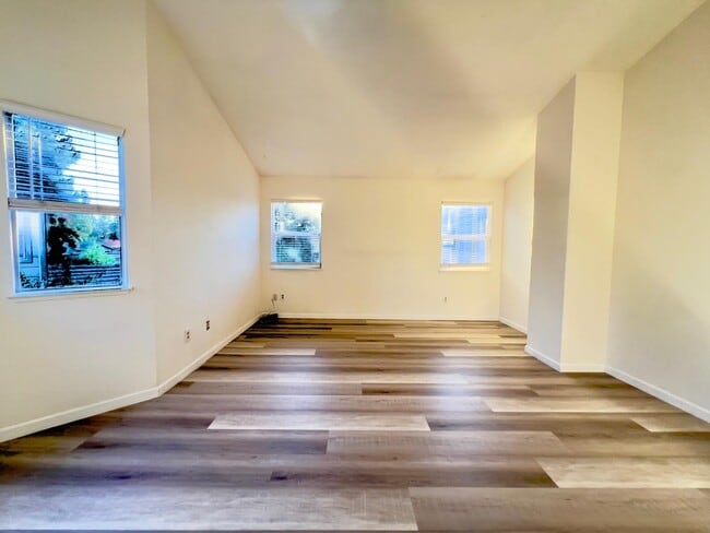 Building Photo - 479 Tioga Ct