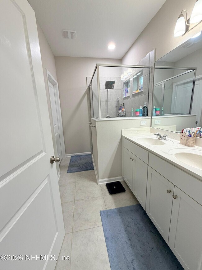 Building Photo - 70 Golden Fern Dr