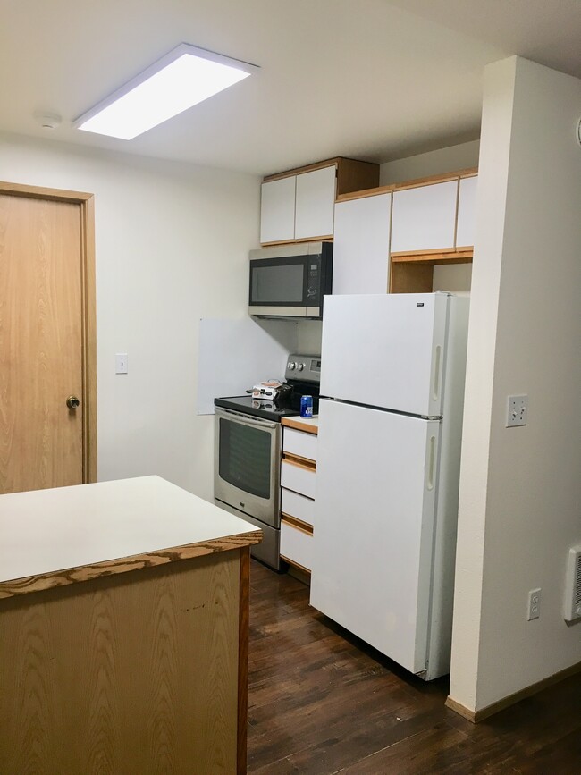 24617 Kitchen w-Range-Microwave-Refrigerator - 24617 104th Ave Ct E