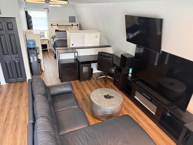 Building Photo - Modern Detached (ADU) Efficiency Apartment
