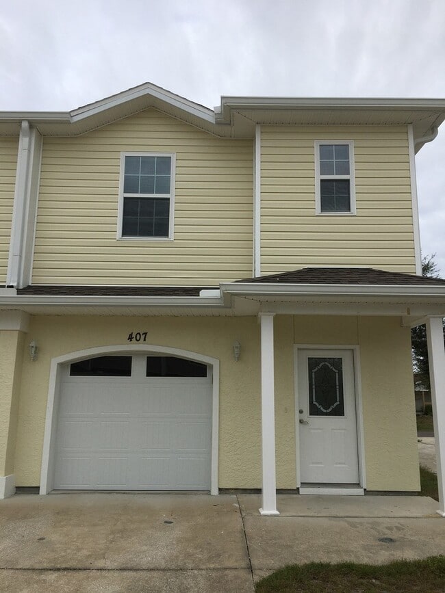 Building Photo - Great Townhome w/Easy Access to Shopping, Dining & Tyndall AFB!