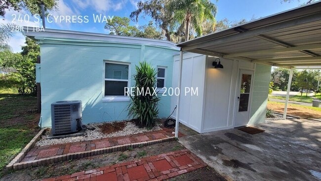 Building Photo - 240 S Cypress Way