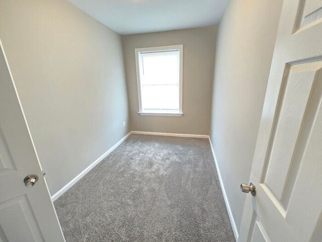 Building Photo - 4 Bedroom Home