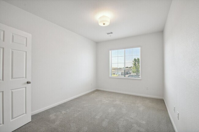 Building Photo - 15700 E Jamison Dr