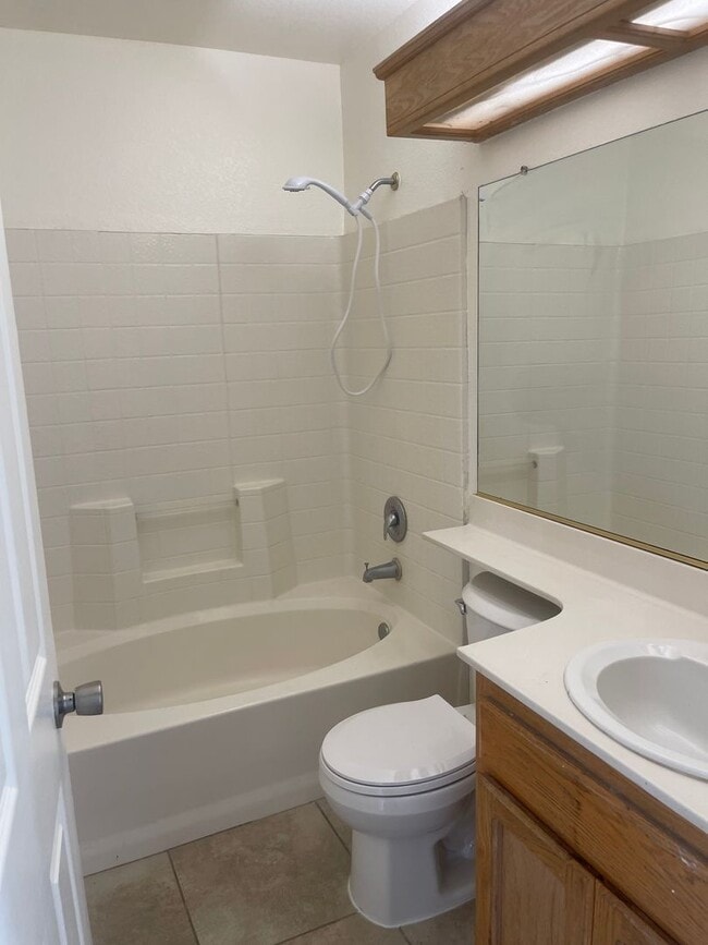 Building Photo - Charming 3-Bedroom, 2-Bathroom Home for Rent in Quiet Neighborhood