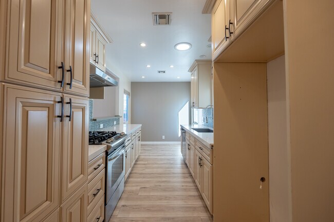 Building Photo - 10930 Oro Vista Ave